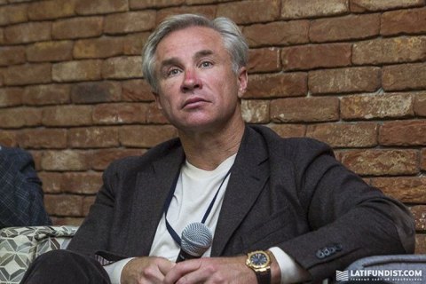 Косюк ввел слежку за эмоциями сотрудников и несчастливых заменяет