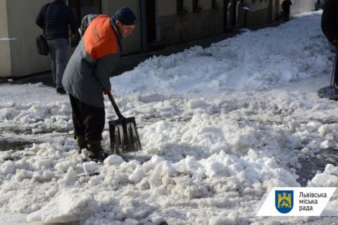 Во Львове решили использовать для борьбы с гололедом кофейную гущу 