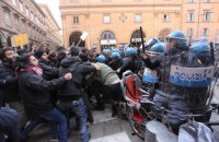 В Италии на антифашистском митинге полиция применила водометы и слезоточивый газ