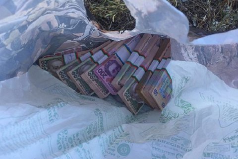 Полиция задержала двух должностных лиц ГФС при получении $20 тыс. взятки