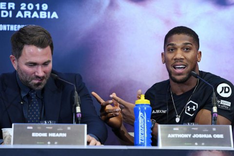 Промоутер Джошуа заявил, что британцу проще было отдать пояс WBO без боя, чтобы не встречаться с Усиком