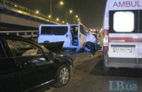 ДТП в Киеве: водитель микроавтобуса бросался на врачей и гаишников с куском трубы