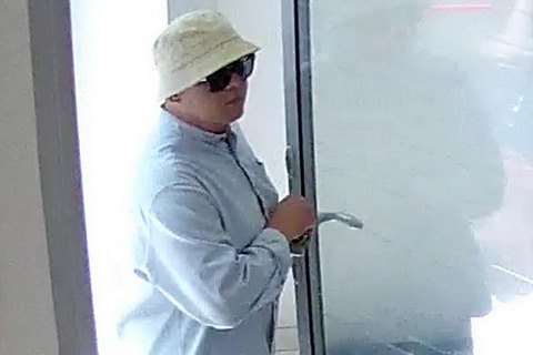 Налетчик, оставляющий в банках шоколадки, совершил новое ограбление
