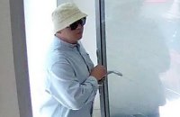 Налетчик, оставляющий в банках шоколадки, совершил новое ограбление