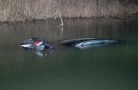 Около Ирпеня автомобиль упал в реку, 9-летний ребенок в реанимации