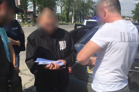 ​Сотрудника прокуратуры Мелитополя задержали при получении $10 тыс. от предпринимателя