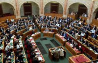 В Венгрии приняли закон, запрещающий "пропаганду гомосексуализма" в школах