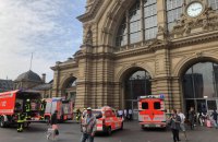 В Германии мужчина столкнул мать с ребенком под поезд