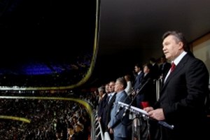 Янукович: украинцам нужно научиться играть одной командой