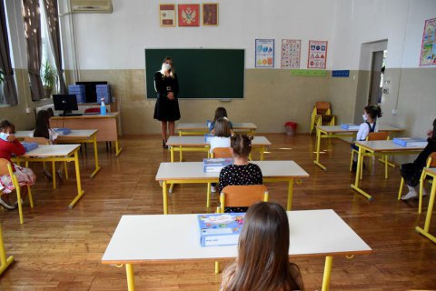 На самоизоляции из-за коронавируса находится 83 тысячи учеников