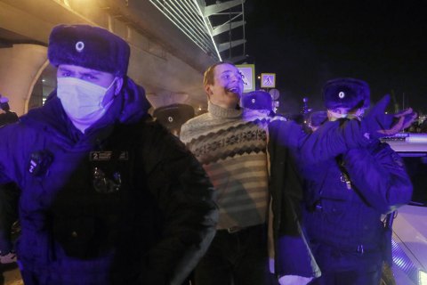 В аэропорту "Внуково" продолжаются задержания сторонников Навального