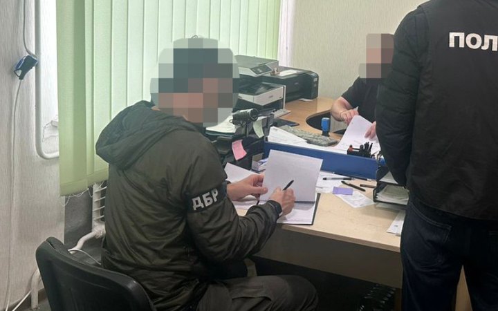 У Львові викрили посадовця “Центру пробації”, який обіцяв “викупити” чоловіка з ТЦК