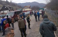 На Закарпатье местные жители мешают пограничникам строить забор на границе с Румынией