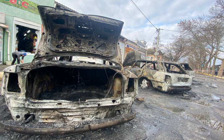 Внаслідок російського обстрілу Херсона горіло 66 автомобілів