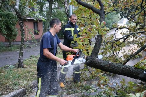 Спасатели ликвидируют последствия ночного ливня в Киеве (обновлено)
