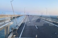 Окупанти заявили про "надзвичайну подію" на Кримському мосту. Рух закрито