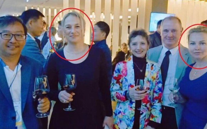 Представниця Федерації підводного спорту України фотографувалася із представником РФ на асамблеї у Сербії