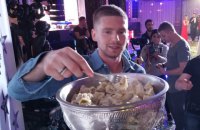 Российский хоккеист – победитель Кубка Стэнли использовал Кубок в качестве тары для пельменей