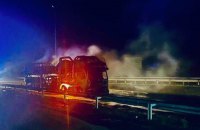 На трасі Київ – Чоп згорів автовіз із сімома новими легковиками