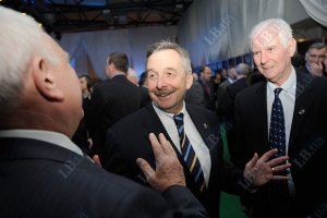 Меркель может решиться на Евро-2012 в последнюю минуту, - посол ФРГ