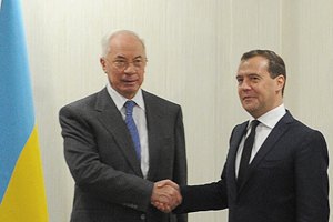 Азаров улетел в Россию на малую родину