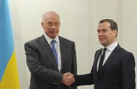 Азаров улетел в Россию на малую родину