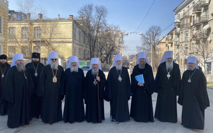 ​Члени Синоду УПЦ МП прийшли на Банкову і вимагають зустрічі з Зеленським 