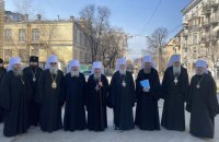 ​Члени Синоду УПЦ МП прийшли на Банкову і вимагають зустрічі з Зеленським 