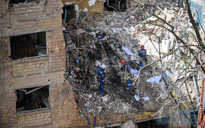 У Києві на місці атаки РФ завершили пошуково-рятувальні роботи