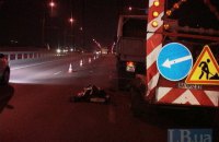 В Киеве на Московском мосту пьяный водитель Mercedes убил дорожного рабочего