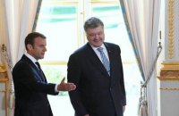 Порошенко передал Макрону картину Сущенко