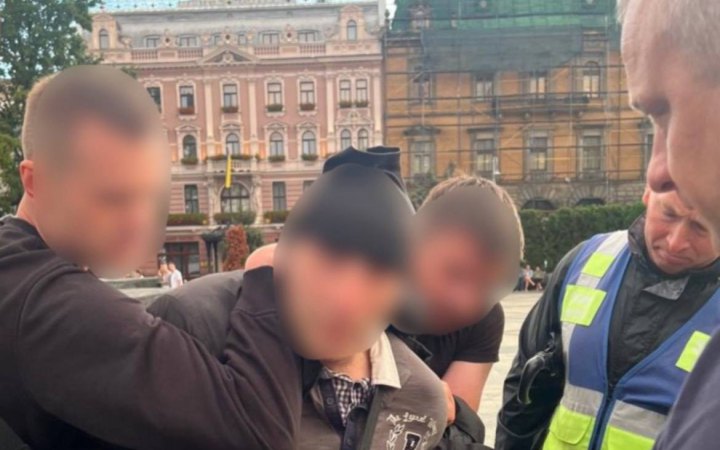 Під час акції в центрі Львова затримали чоловіка, який рухався з ножем у бік натовпу