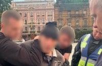 Під час акції в центрі Львова затримали чоловіка, який рухався з ножем у бік натовпу