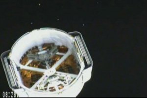 Частный "грузовик" Dragon пристыковался к МКС
