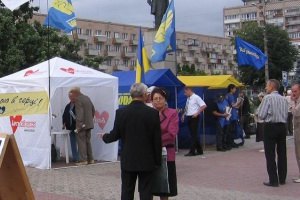 В Черкассах в портрет Азарова метают дротики