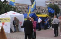 В Черкассах в портрет Азарова метают дротики