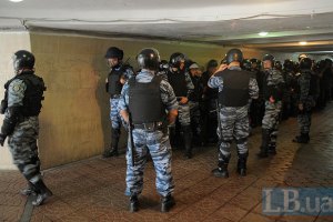 Милиция перекрывает Европейскую площадь металлическими щитами