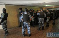 Милиция перекрывает Европейскую площадь металлическими щитами