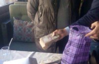 В Киеве чиновник Печерской РГА задержан при получении 800 тыс. гривен взятки