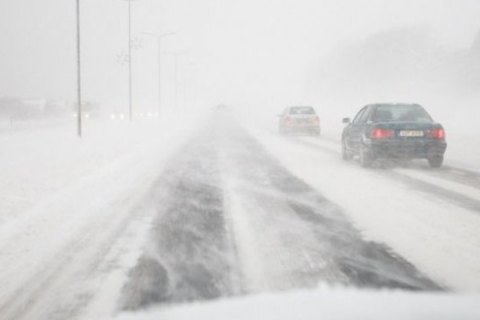Из-за непогоды в Ровенской области запретили движение всего транспорта, кроме специализированного