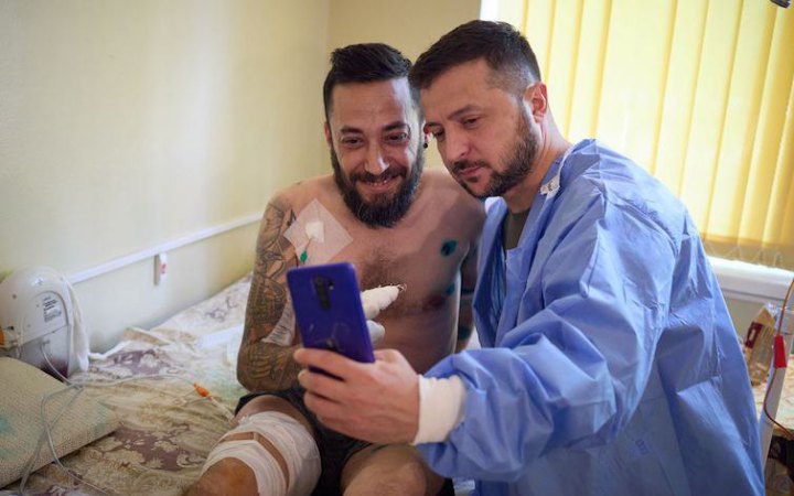 Зеленський відвідав госпіталь із пораненими захисниками 