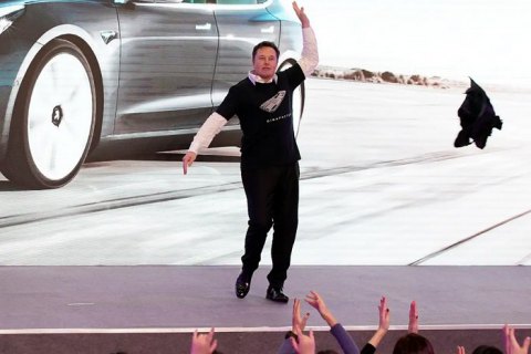 ​Илон Маск танцем открыл новый завод Tesla в Шанхае