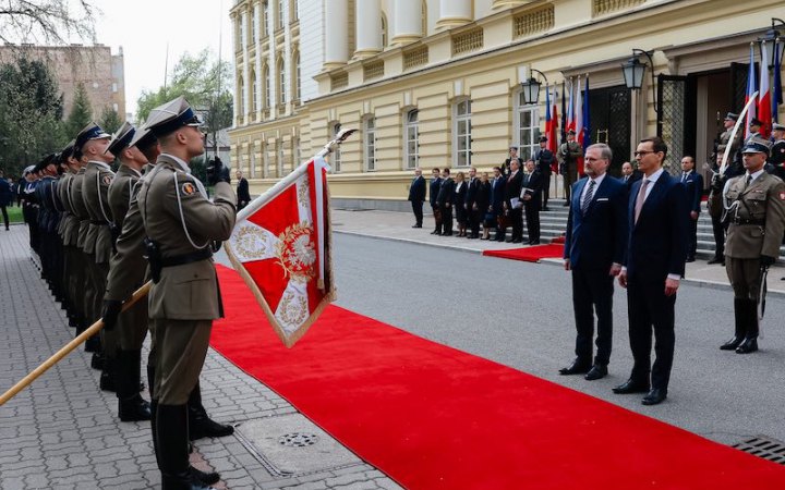 "Ми не платитимемо рублями за кров України", – Моравецький після зустрічі з премʼєром Чехії