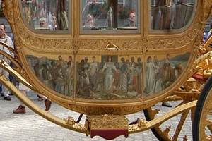 С кареты королевы предлагают убрать «позорную» картину