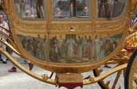 С кареты королевы предлагают убрать «позорную» картину
