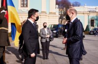 Зеленський обговорив із Шольцом конкретні юридичні гарантії захисту України