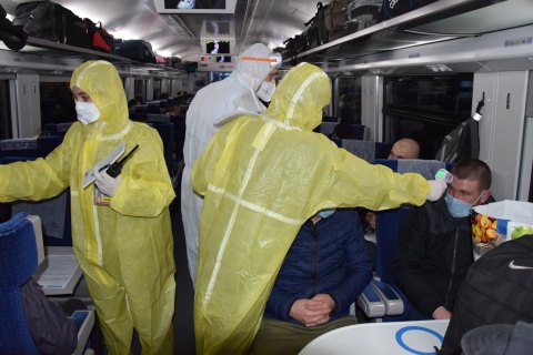 Семерых пассажиров, прибывших спецпоездами из ЕС, госпитализировали во Львове 