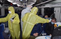 Сімох пасажирів, які прибули спецпотягами з ЄС, госпіталізували у Львові