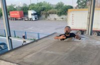 В Черноморском порту среди груза шин нашли нелегального мигранта из Турции