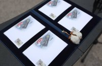 У Києві на "мосту Кличка" презентували нову поштову марку "Кримський міст на біс!"